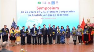 Trao chứng nhận cho những cá nhân có đóng góp cho chương trình hợp tác Việt Nam - Hoa kỳ trong giảng dạy tiếng Anh